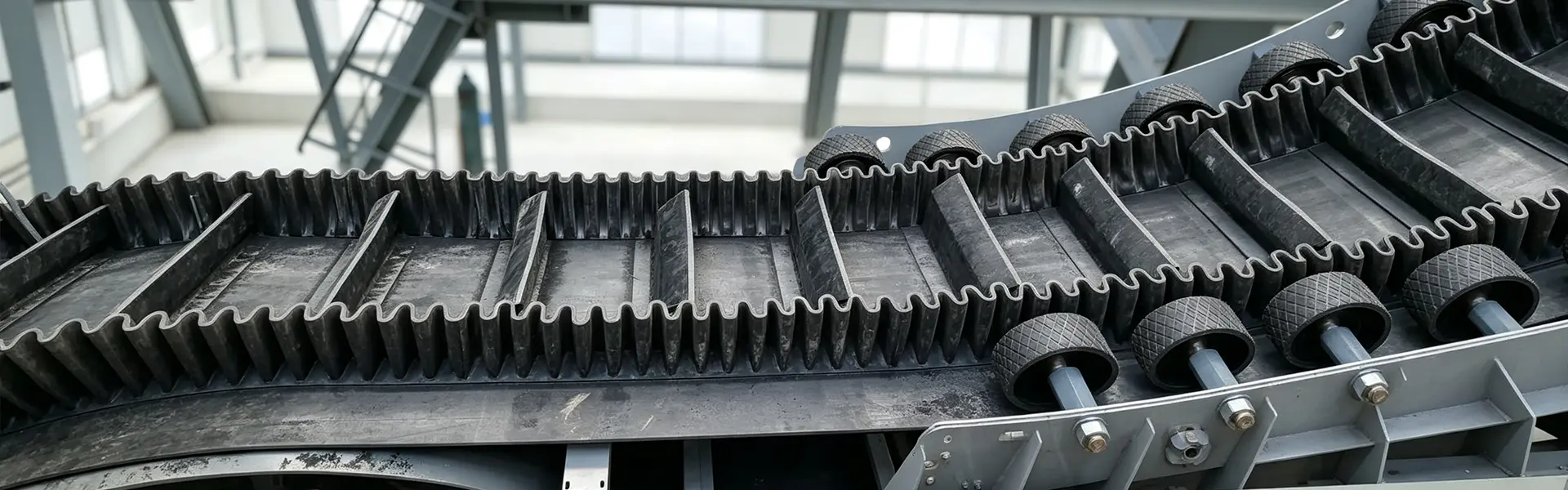Cleated နှင့် Sidewall Conveyor Belt